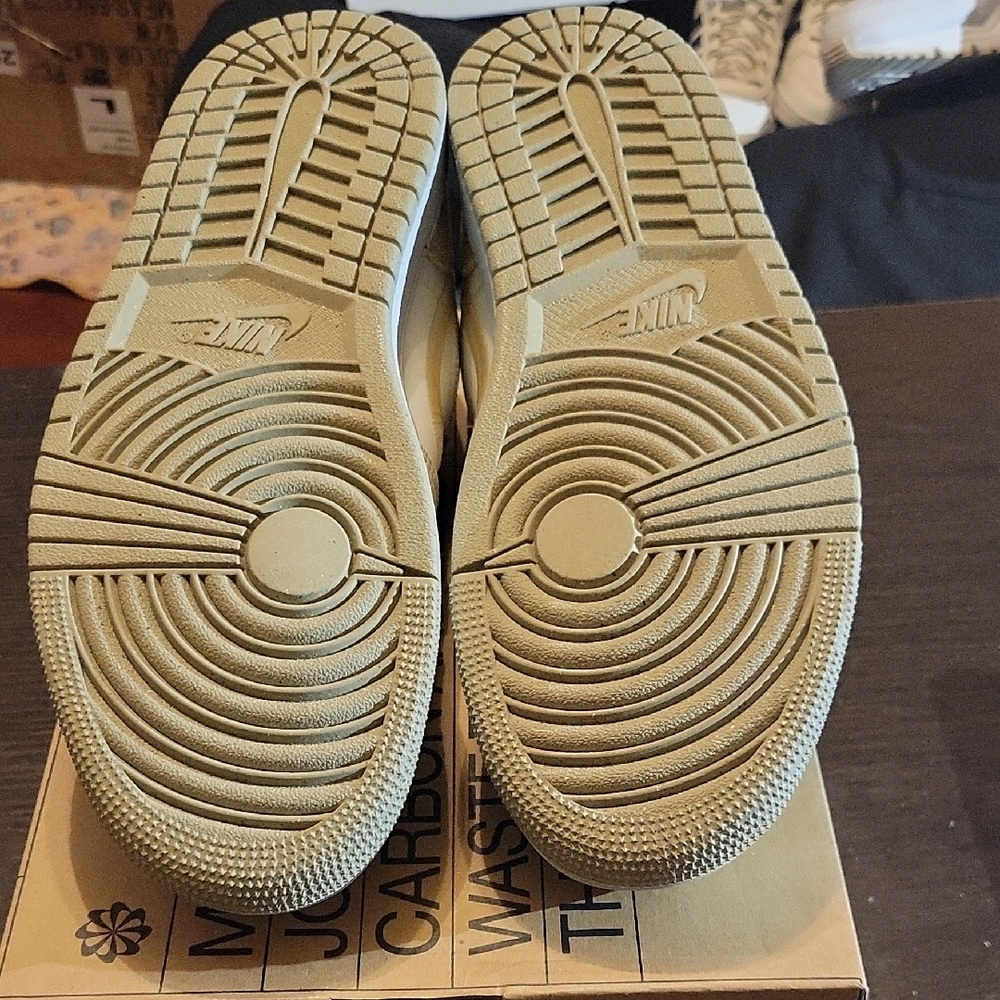 Jordan 1 Low SE "Team Gold" (Womens) Womens 10 Mens 8.5 NWT W/OG BOX - Picture 9 of 10